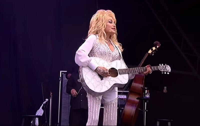 Dolly Parton performs Jolene at Glastonbury